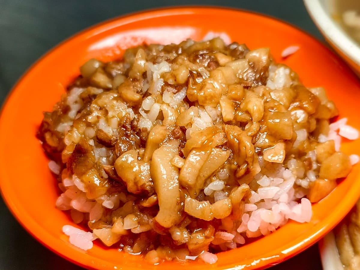 網友激推「基隆廟口最強滷肉飯」！25元佛系開吃，飄香百年排隊老字號