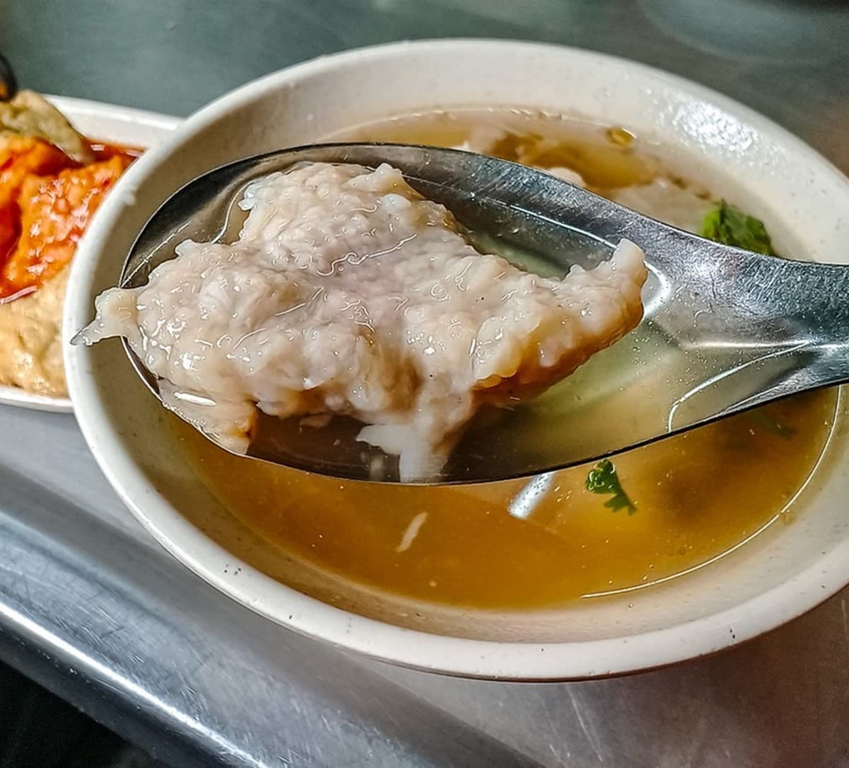 網友激推「基隆廟口最強滷肉飯」！25元佛系開吃，飄香百年排隊老字號