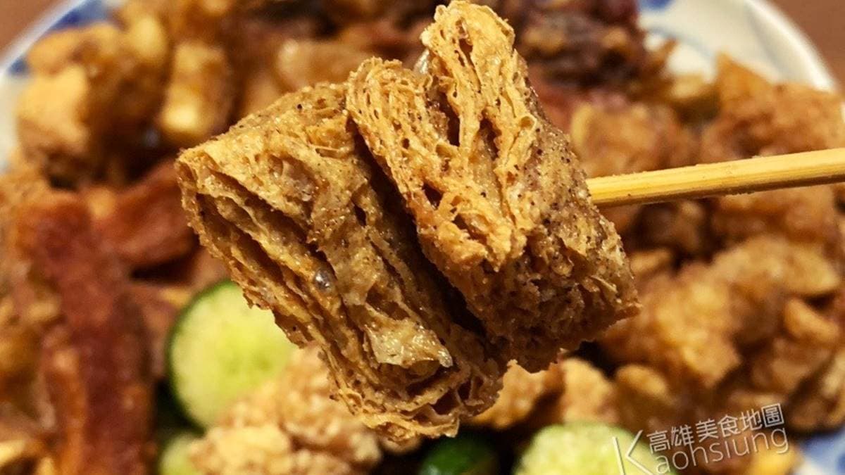 酥脆又帶點Juicy口感的炸豆皮搭配椒鹽粉很讚。（圖片來源：高雄美食地圖）
