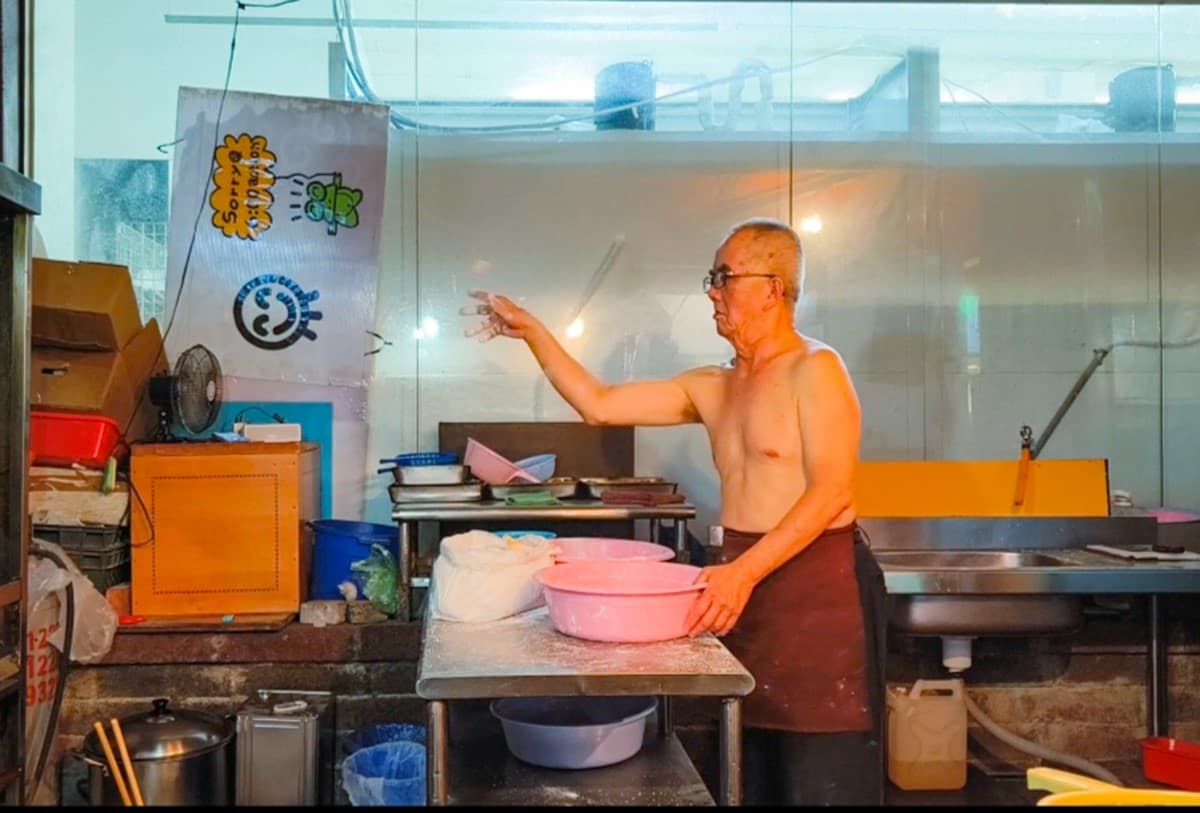 高雄傳奇鹹酥雞！神射手「花式拋油鍋」超吸睛，便宜大分量、在地人激推
