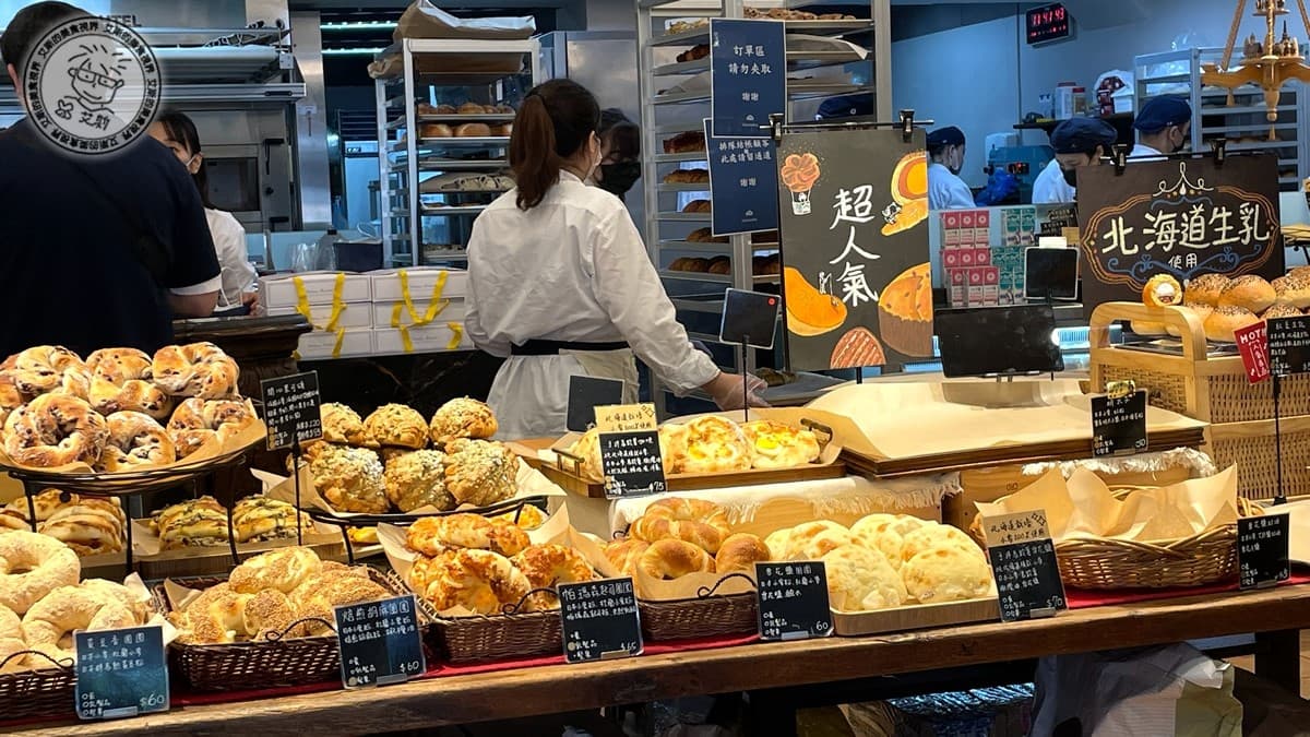 店內陳列著各式各樣的麵包可選購。（圖片來源：艾斯的美食視界）