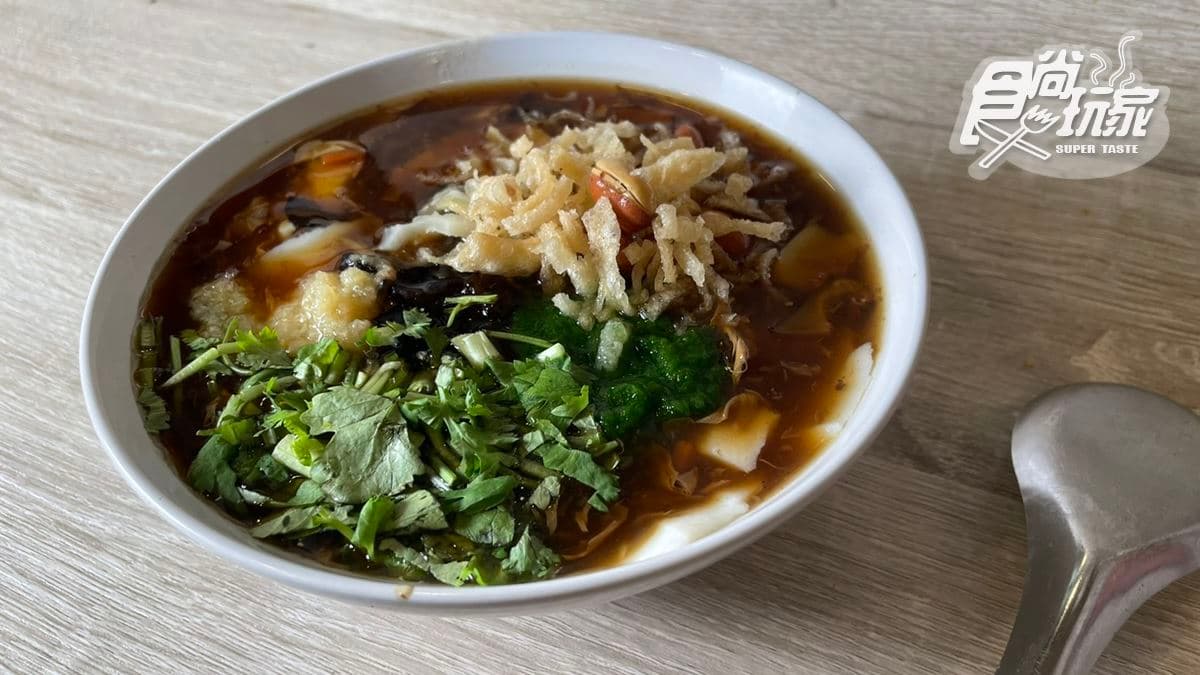 「豆腐腦」湯底用韭菜花打成的醬汁，並且加入了烏醋，增加了香氣和層次感。