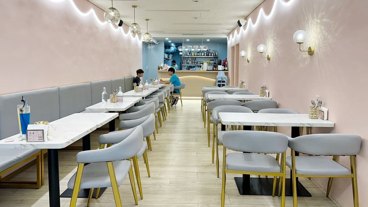 店面以粉色裝潢為主。（圖片來源：阿華田的美食日記）