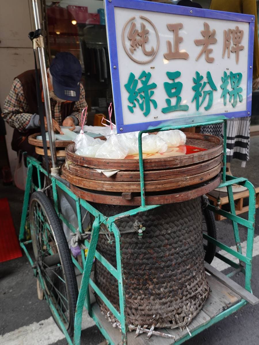 「神出鬼沒」古早味美食！嘉義４大老字號攤車：阿伯綠色粉粿、60年吉鑼餅