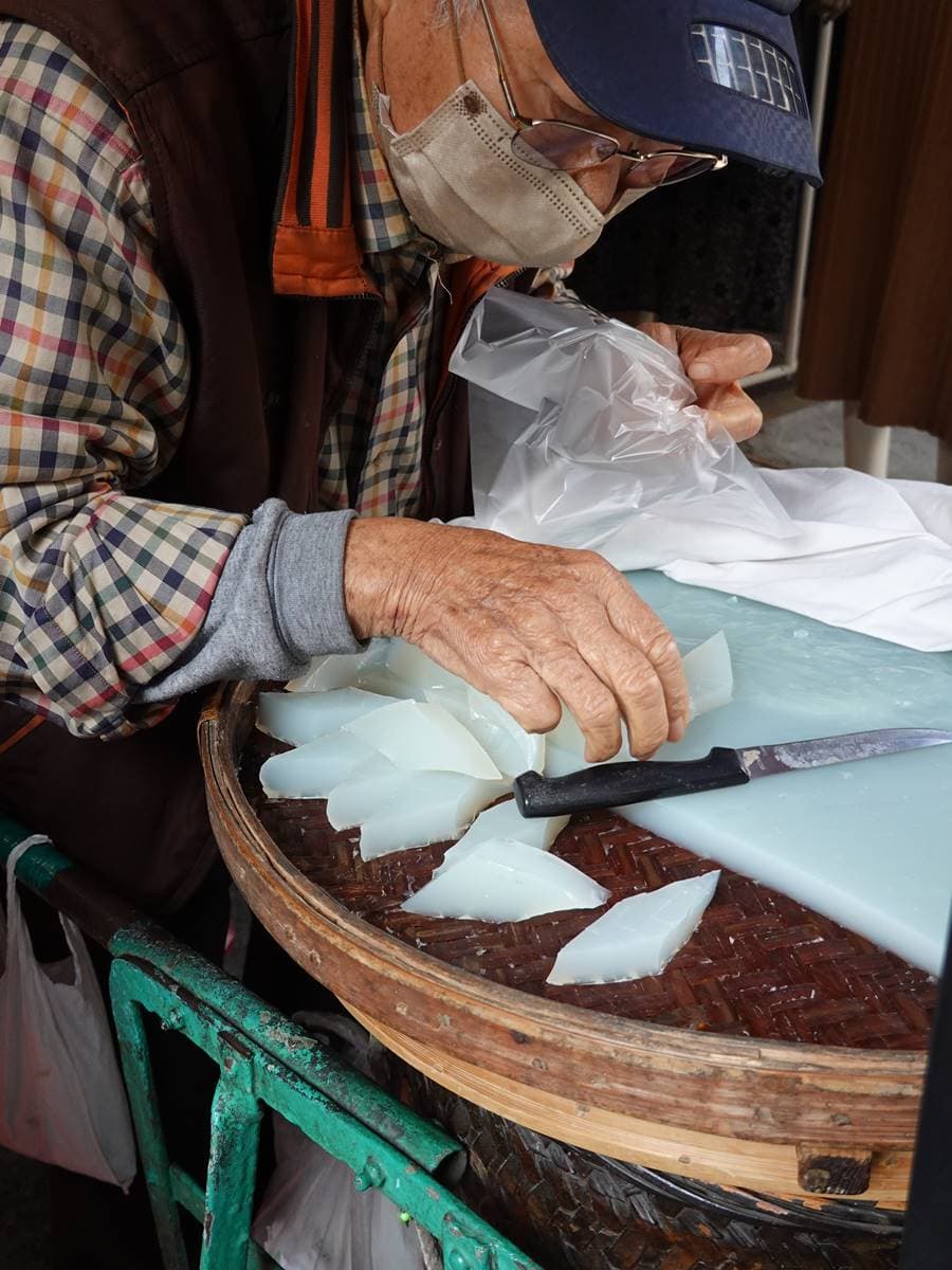 「神出鬼沒」古早味美食！嘉義４大老字號攤車：阿伯綠色粉粿、60年吉鑼餅