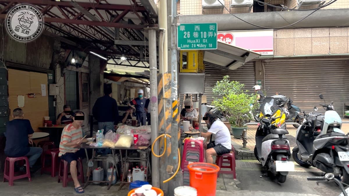 來用餐的都是在地人居多，用餐尖峰要有耐心排隊。（圖片來源：艾斯的美食視界）