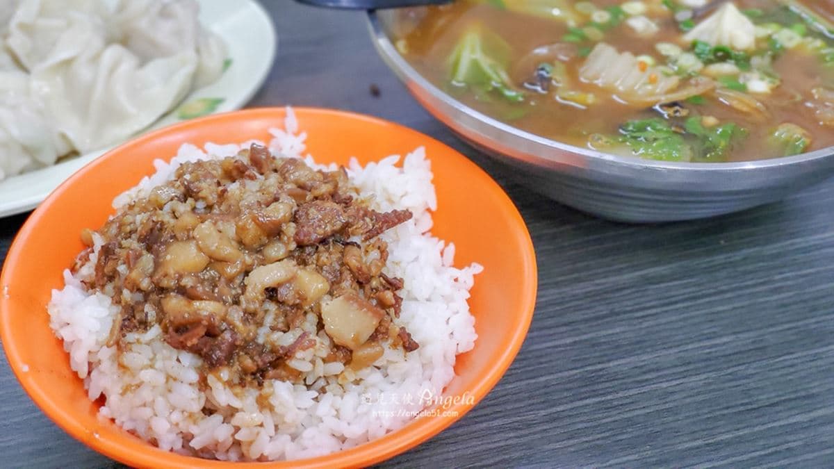 滷肉飯分量十足，醬汁帶點甘醇味。（圖片來源：遇見天使Angela）