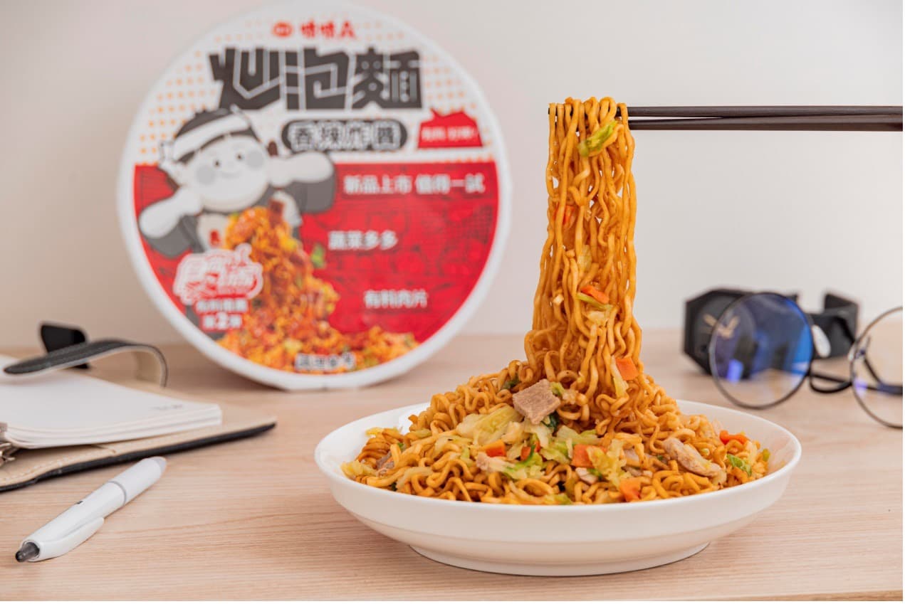 台灣首款爆有料炒泡麵！吃得到豐富脆甜蔬菜、原塊肉片，價格只要日式炒泡麵一半