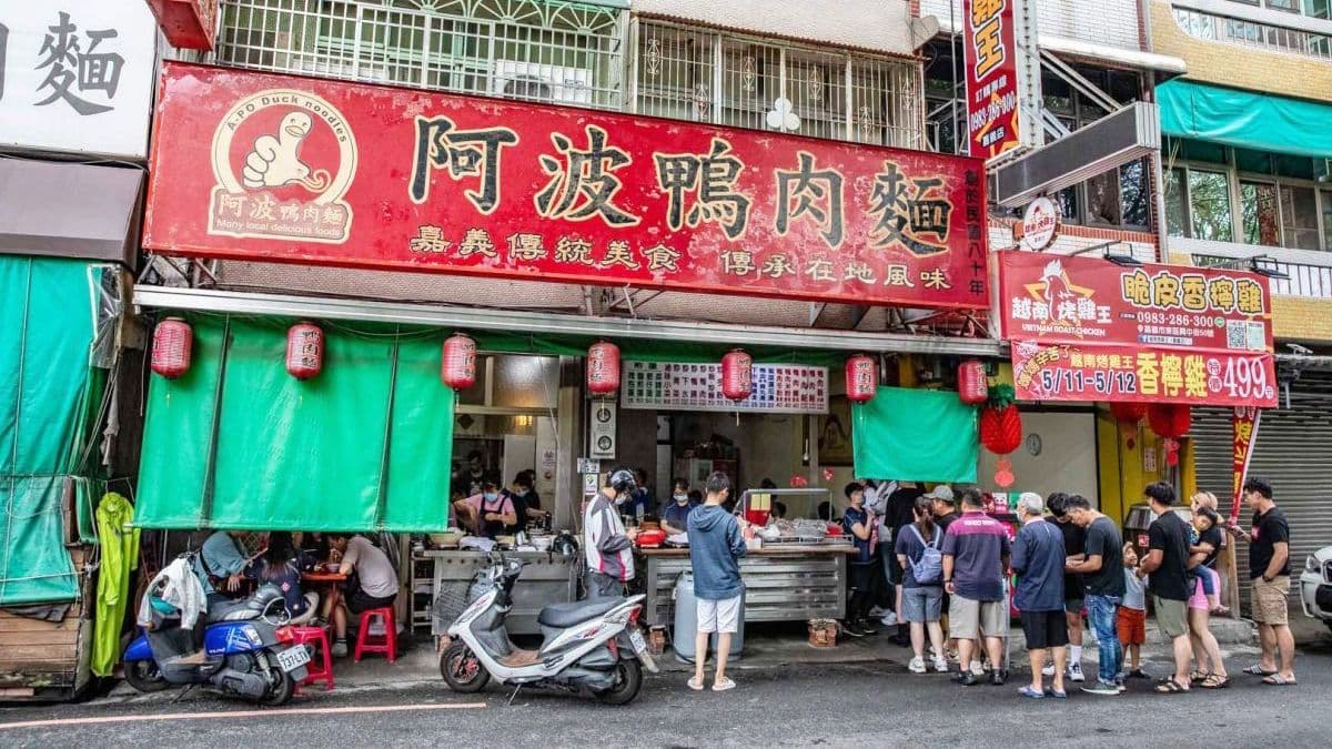 每到用餐時間，店裡店外滿滿都是人，在地人氣相當旺。（圖片來源：大手牽小手。玩樂趣）