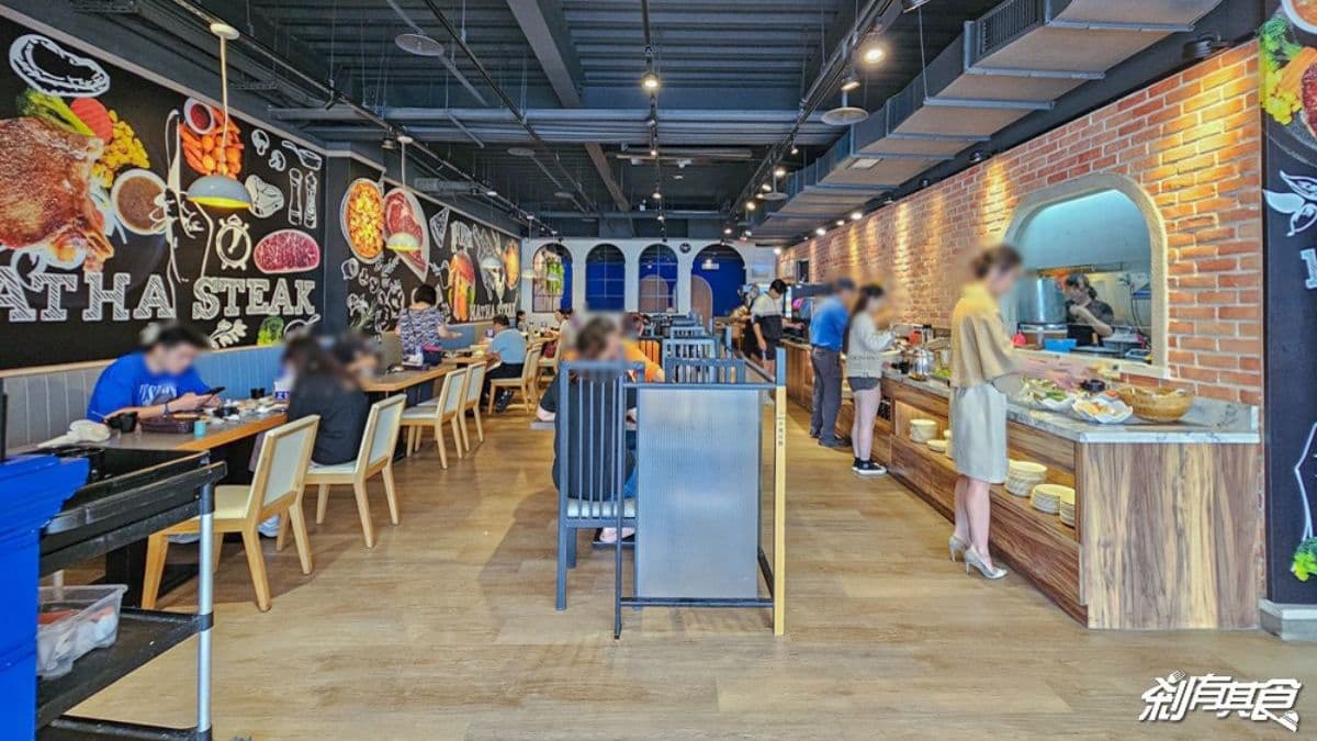 店內空間還滿大的，左半邊是座位區、右半邊是自助吧區，動線明確。（圖片來源：剎有其食）