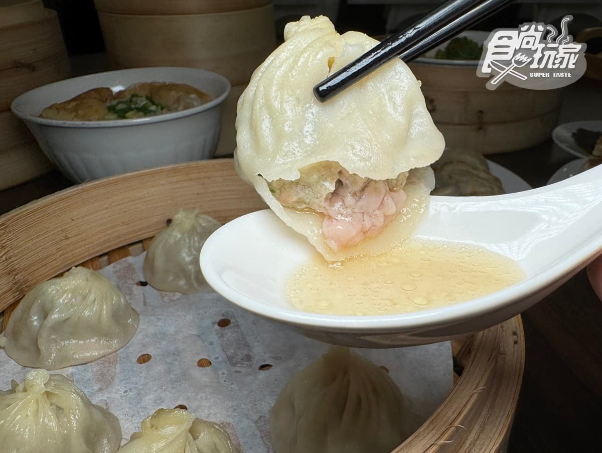 平價版鼎泰豐！巨無霸「小籠湯包」皮薄秒爆汁，10大必點、隱藏吃法一次看