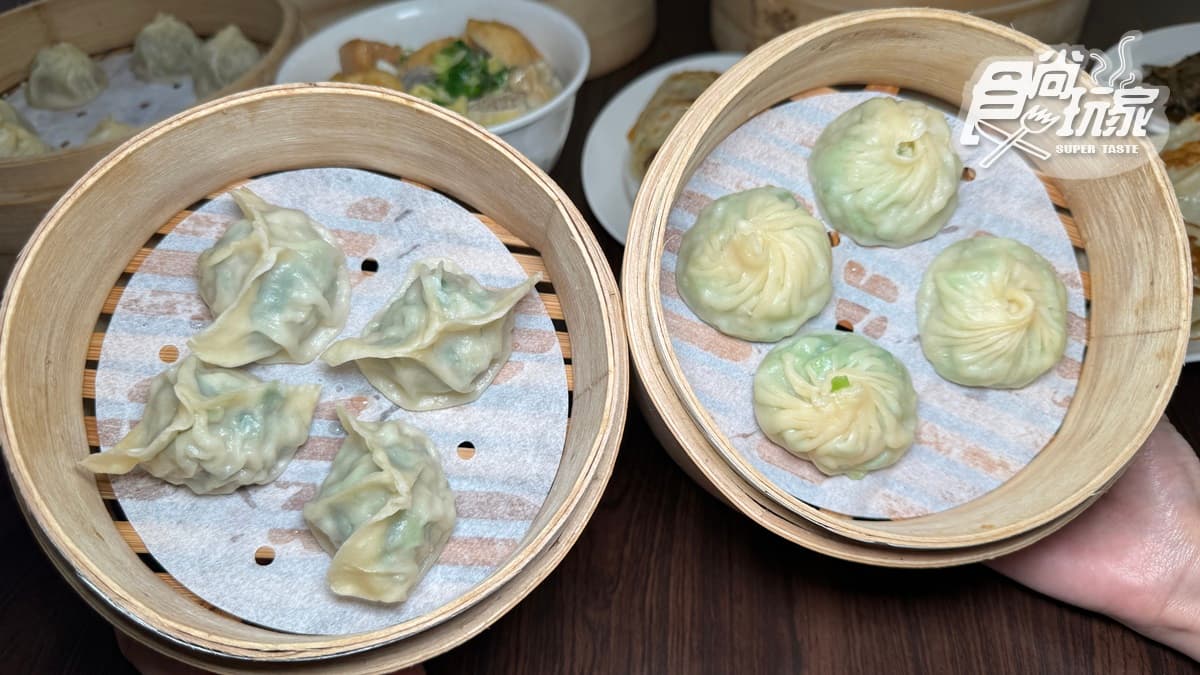 小籠包一口咬下，皮薄餡滿又多汁。