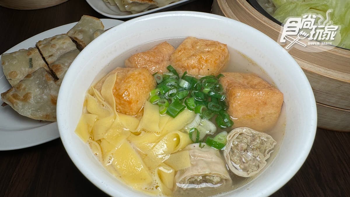 「油豆腐細粉」（100元），以油豆腐、雞蛋絲和細粉入料，湯頭鮮甜清爽。
