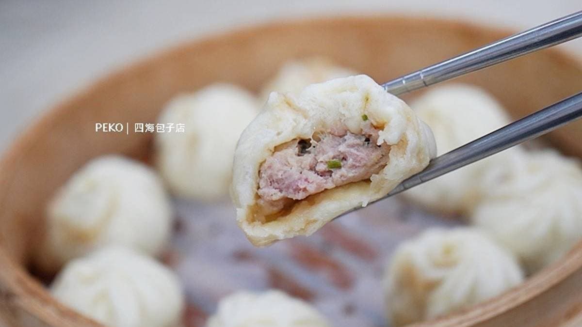 小籠包是走厚皮路線，蔥肉餡鮮甜，裡頭帶有些微湯汁。（圖片來源：PEKOのSimple Life）