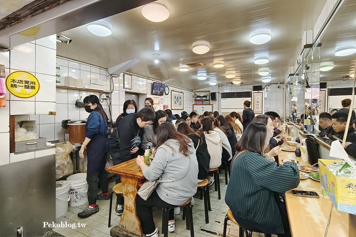 西門「滷肉飯扛壩子」是這家!超佛價格排隊人潮大爆滿,黃金蚵仔煎香酥焦脆 西門「滷肉飯扛壩子」是這家!超佛價格排隊人潮大爆滿,黃金蚵仔煎香酥焦脆