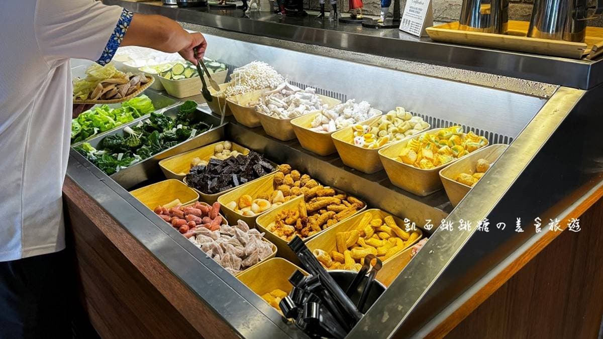 自助吧提供新鮮蔬菜、火鍋料吃到飽。（圖片來源：凱西跳跳糖の美食旅遊）