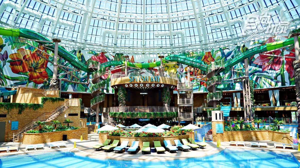 Splash Bay是度假村內的玻璃圓頂室內水上樂園，可以全年享受水上活動。