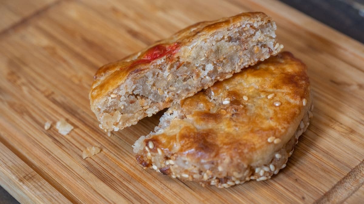 「竹塹餅」愈咬愈香，肉末口感扎實。（圖片來源：麥仔的食尚生活）