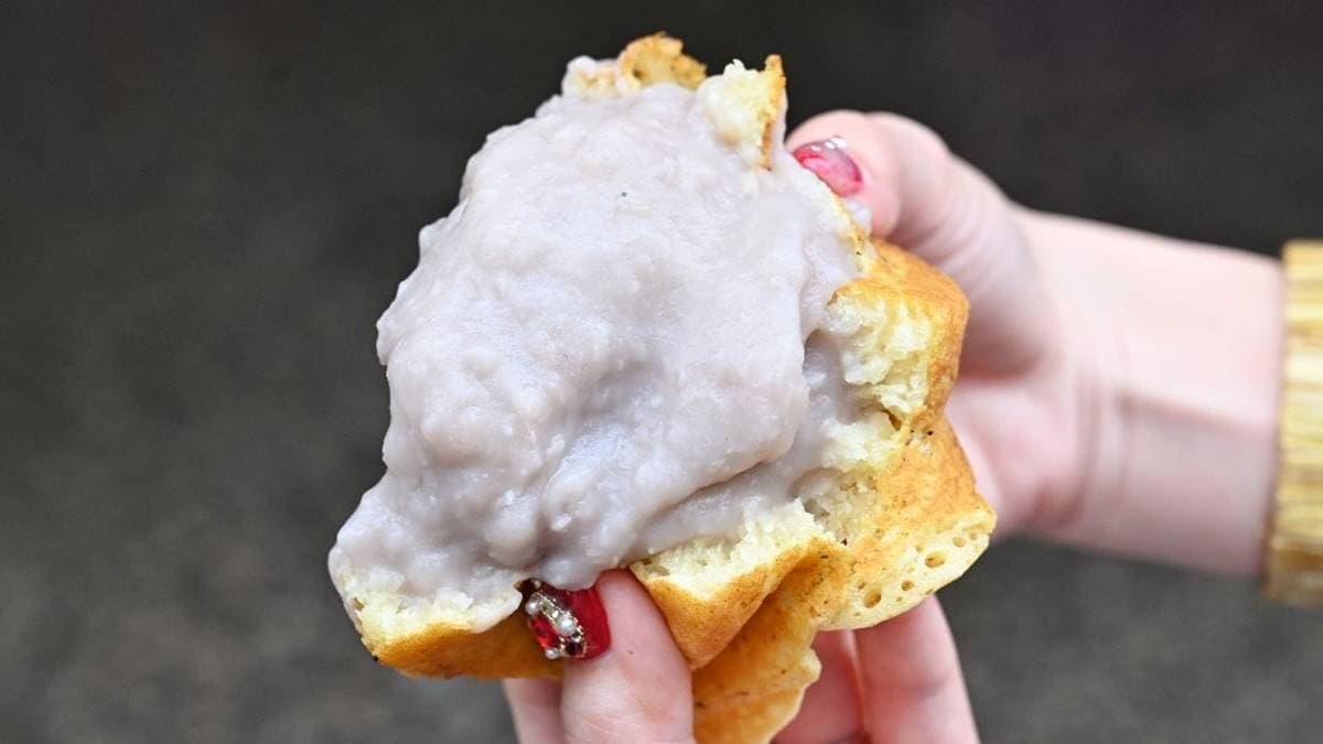 「芋泥口味」內餡就像瀑布般湧出，口味不會很甜，可以吃到微微芋頭顆粒。（圖片來源：糖糖's 享食生活）