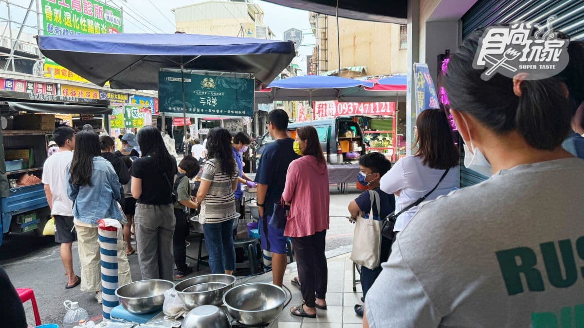 高雄夜市排隊傳奇！老字號「蒜香螃蟹」還沒開門就排爆，鐵粉狂買千元不手軟