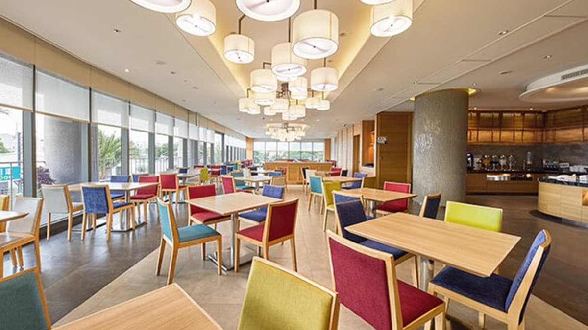 飯店的早餐採自助式，用餐區域舒適明亮。（圖片來源：趣淘漫旅台東）