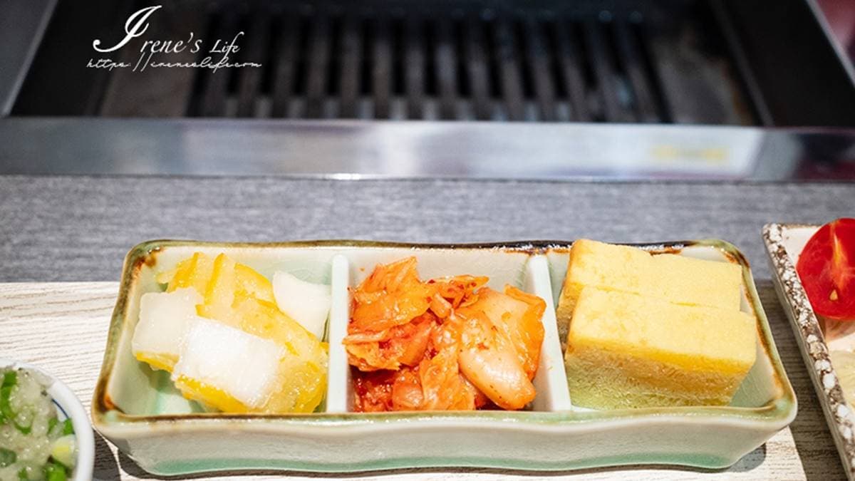 ３款小菜有玉子燒、韓式泡菜、醃白蘿蔔。（圖片來源：IRENE'S食旅．時旅）