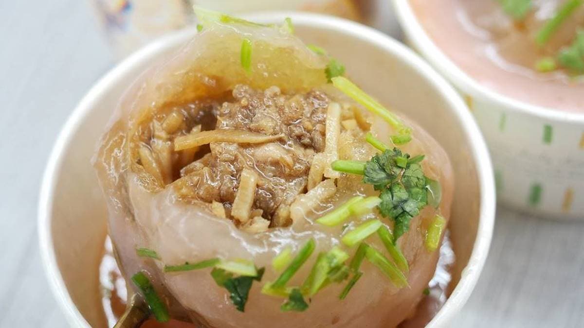 肉圓內餡是帶有胡椒香的瘦肉塊搭配少許筍絲，肉塊飽滿扎實，筍絲相當細膩。（圖片來源：加小菲愛碎碎唸）