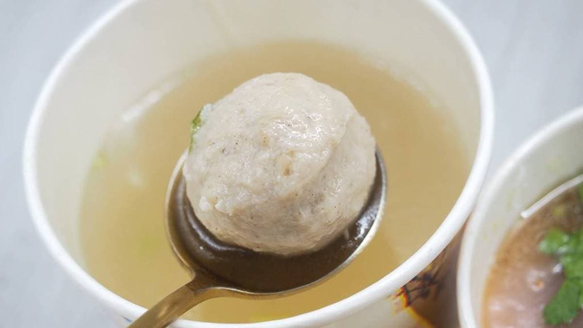 魚丸口感相當彈牙，帶有胡椒香的湯頭清爽好喝。（圖片來源：加小菲愛碎碎唸）