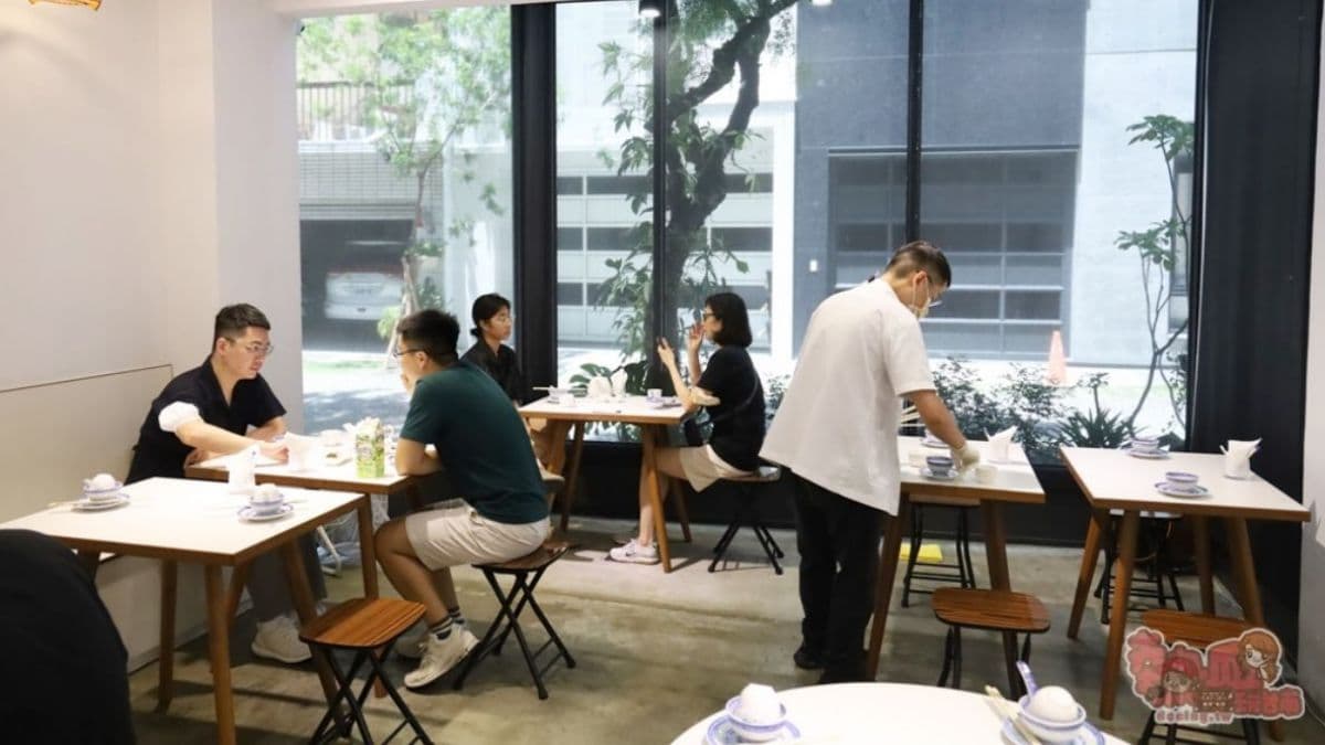 用餐空間潔白明亮，落地窗引入陽光和綠意盆景，讓人感到舒適自在。（圖片來源：熱血玩台南。跳躍新世界）