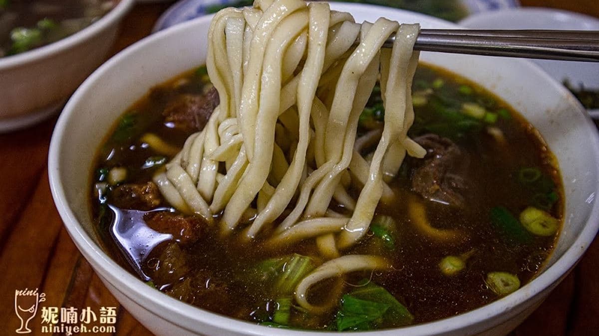 麵條是圓扁的家常麵，牛腱肉塊滷得透徹入味。（圖片來源：妮喃小語）