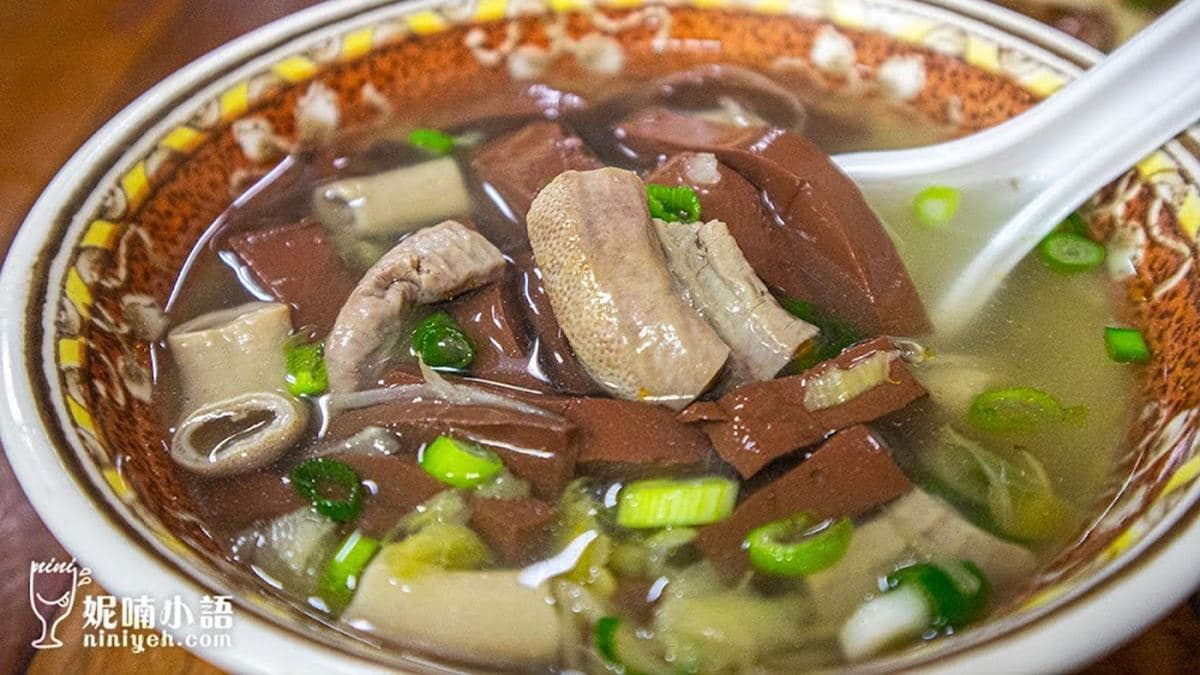「豬腸豬血湯」，最讓人著迷的是用料滿到爆炸的豬血。（圖片來源：妮喃小語）