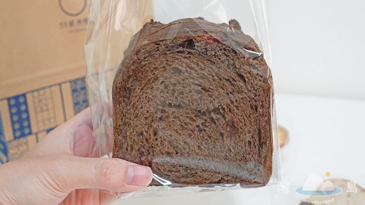 「可可蔓越莓吐司」蔓越莓酸甜的口味  讓吐司更添風味。（圖片來源：灣島生活 Wanderland）