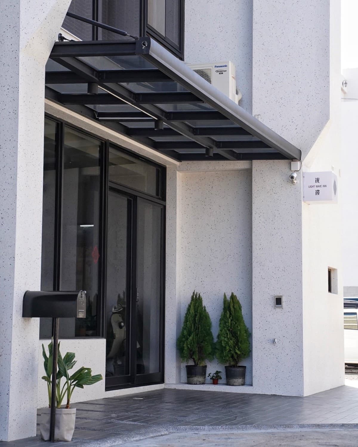 追花火節住海景第一排！澎湖「清水模民宿」蔚藍天窗絕美，躺床就能看海看飛機