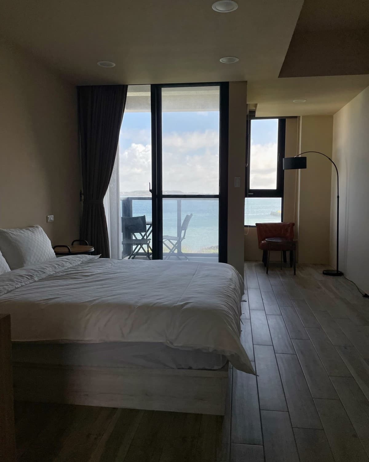 追花火節住海景第一排！澎湖「清水模民宿」蔚藍天窗絕美，躺床就能看海看飛機