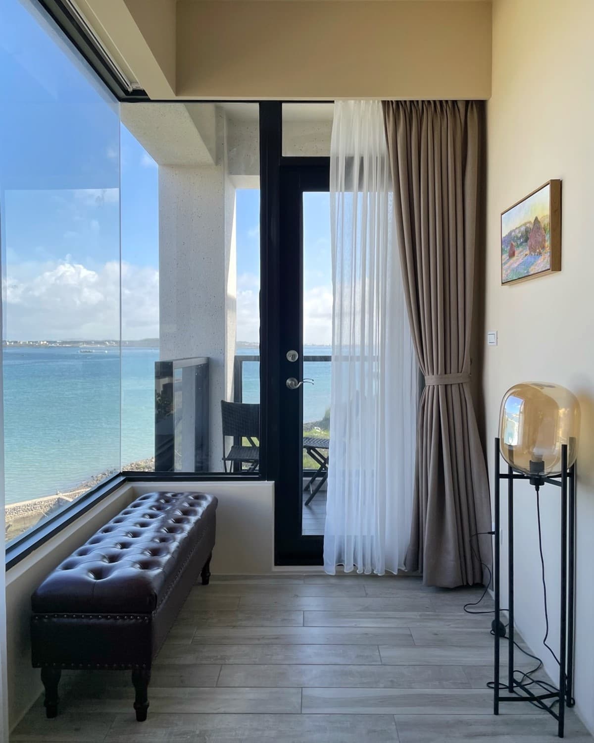 追花火節住海景第一排！澎湖「清水模民宿」蔚藍天窗絕美，躺床就能看海看飛機