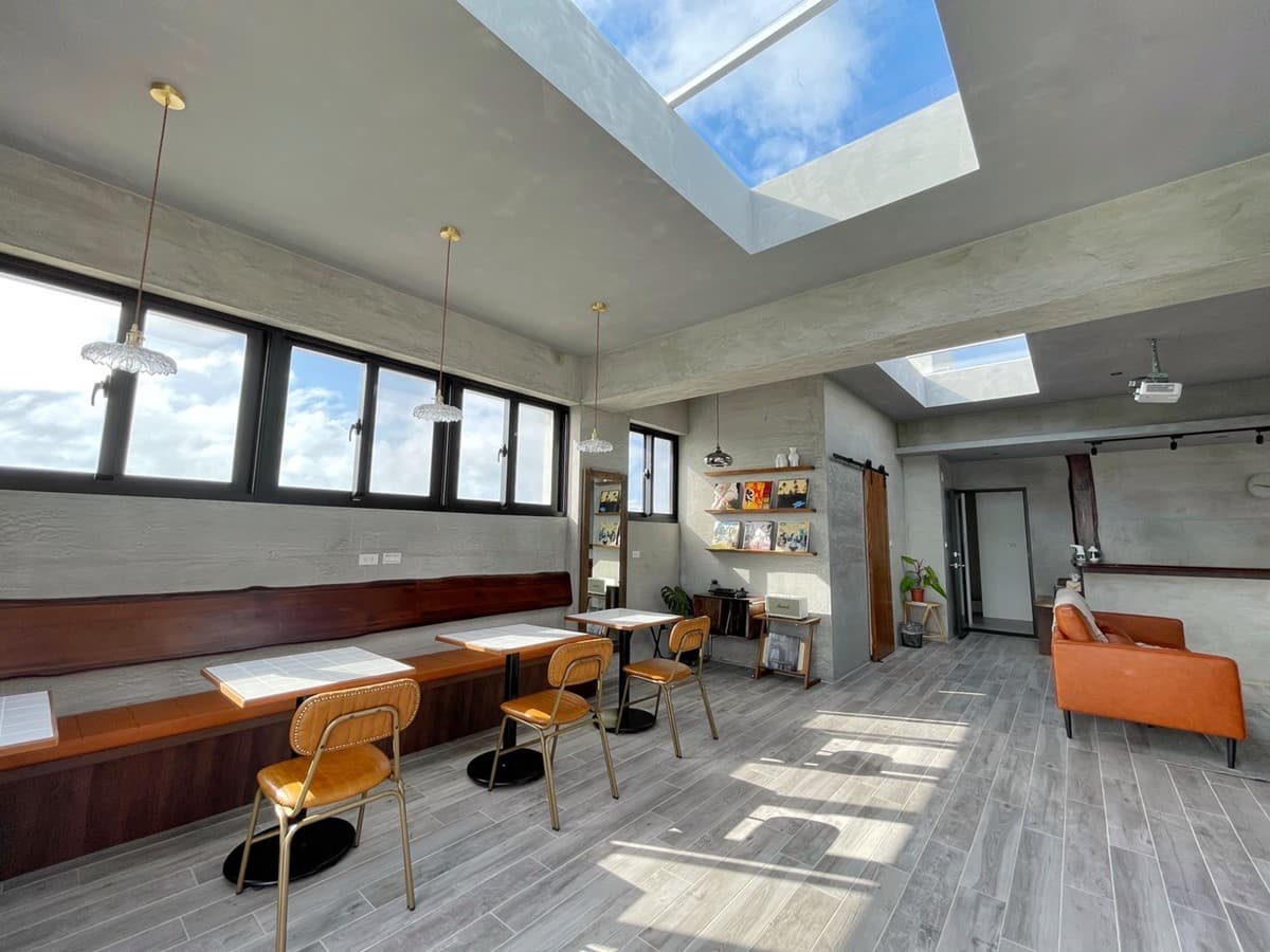 追花火節住海景第一排！澎湖「清水模民宿」蔚藍天窗絕美，躺床就能看海看飛機