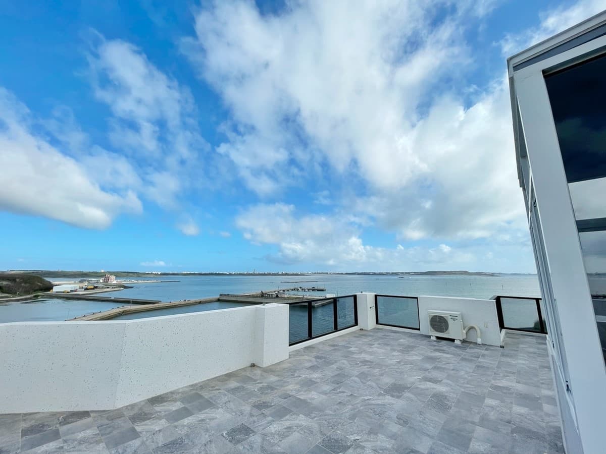 追花火節住海景第一排！澎湖「清水模民宿」蔚藍天窗絕美，躺床就能看海看飛機