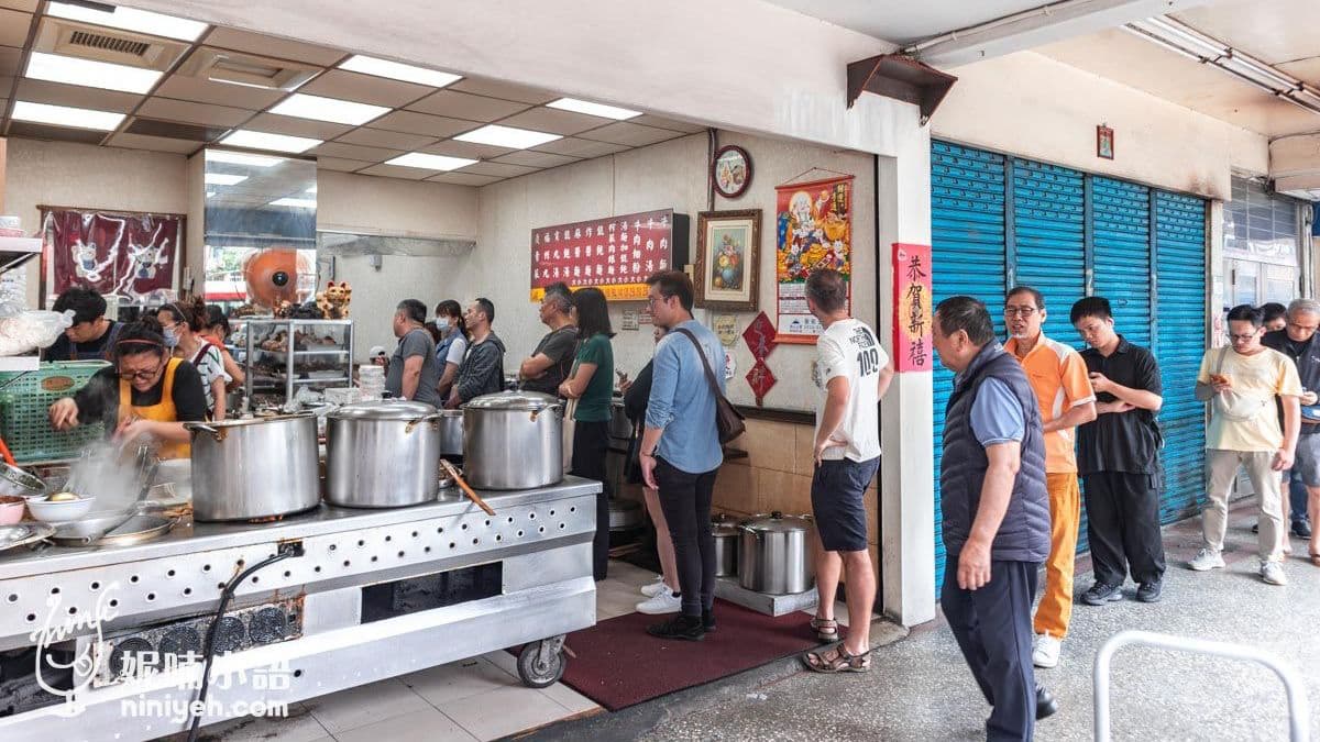 排隊人龍橫跨好幾間店面，生意真的非常旺。（圖片來源：妮喃小語）