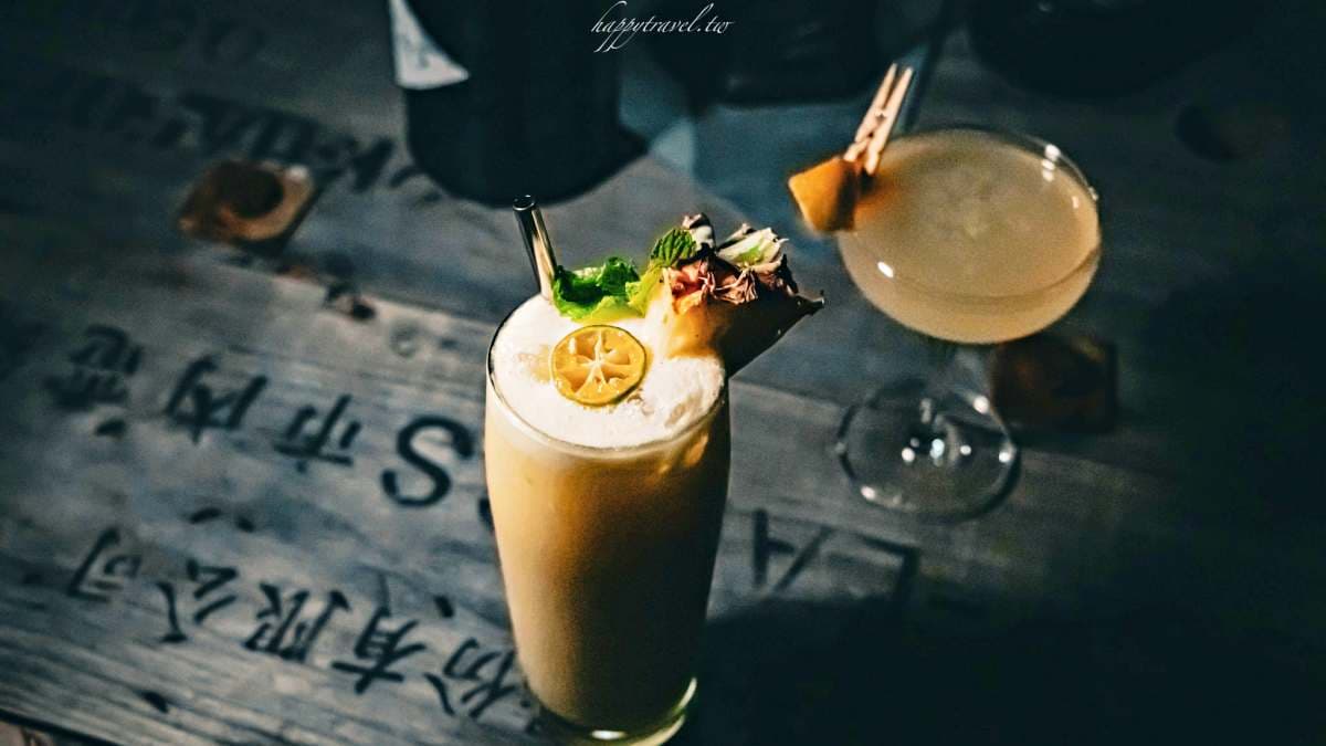 調酒「深海的大鳳梨」酸甜順口。（圖片來源：黑皮的旅遊筆記）【禁止酒駕 未滿18歲禁止飲酒】