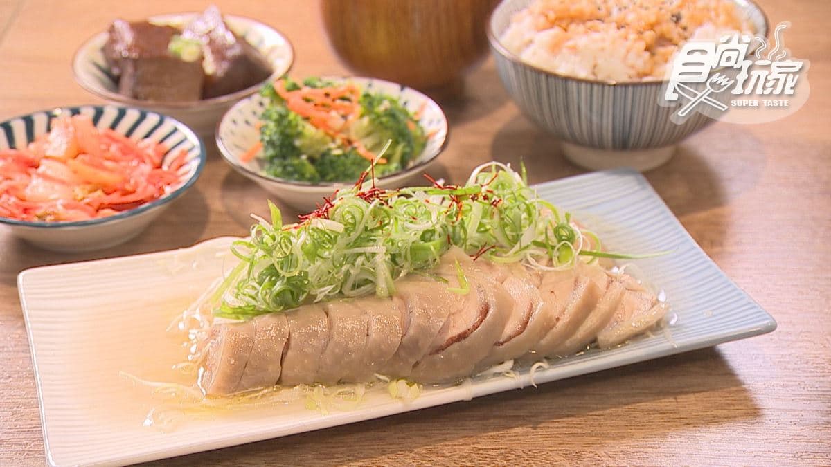 「招牌手工油雞腿套餐」口感清爽，蔥味很濃。
