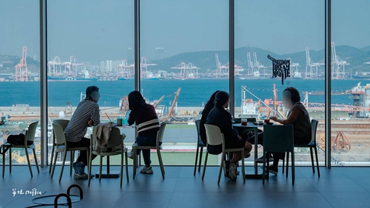 在P.ARK CAFE喝咖啡可以眺望釜山港。（圖片來源：莓姬貝利 食事旅行）