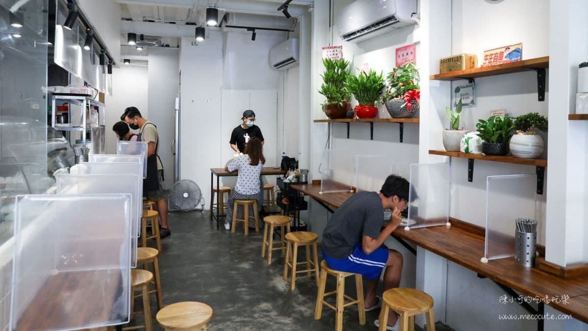 店內提供少許座位可以用餐。（圖片提供：陳小可的吃喝玩樂）