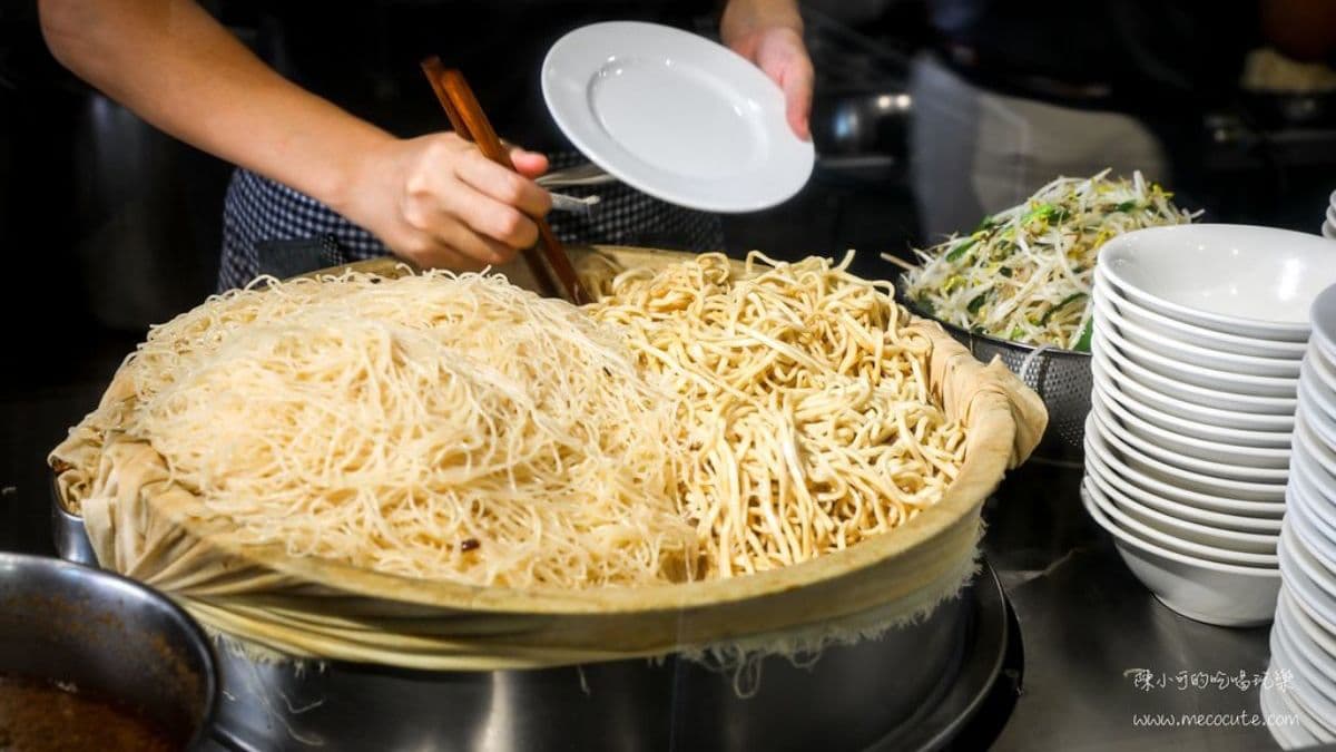 菜單主要提供鮮魚湯、各式湯品，還有炒麵、炒米粉以及混搭的炒麵粉。（圖片提供：陳小可的吃喝玩樂）