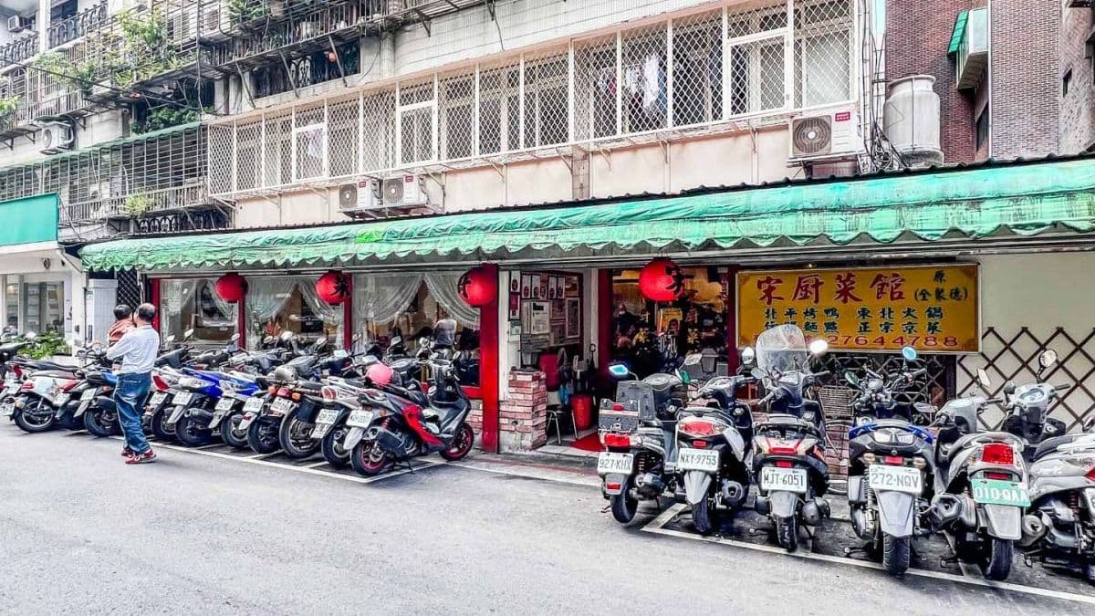 店面位在捷運市政府站附近的巷弄之中。（圖片來源：大手牽小手。玩樂趣）
