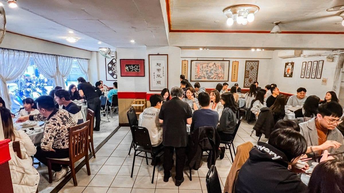 用餐環境不大，大約放了７～８張圓桌，想吃一定要預訂才不會撲空。（圖片來源：大手牽小手。玩樂趣）