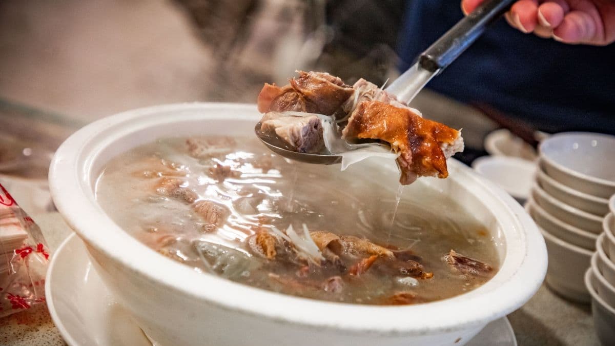 招牌「烤鴨二吃」其一是片鴨、其二是做酸菜鴨湯。（圖片來源：大手牽小手。玩樂趣）