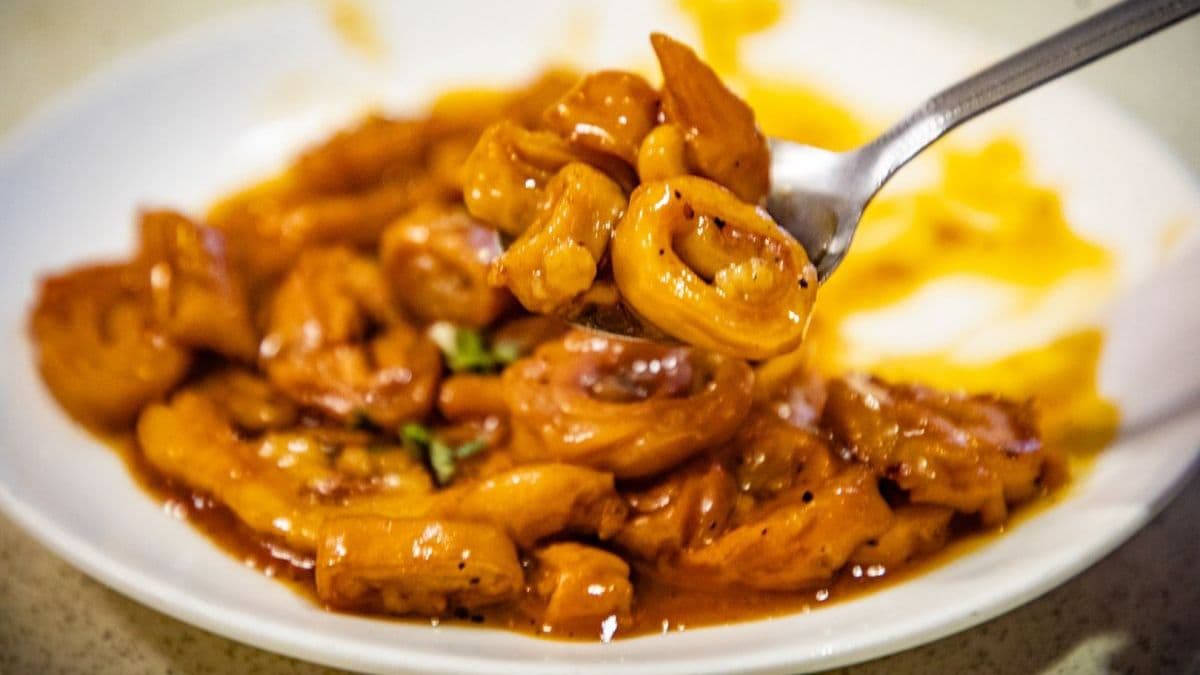 除了烤鴨外，菜單還提供多樣北方料理，像這道「宋廚大腸」也是招牌必點。（圖片來源：大手牽小手。玩樂趣）