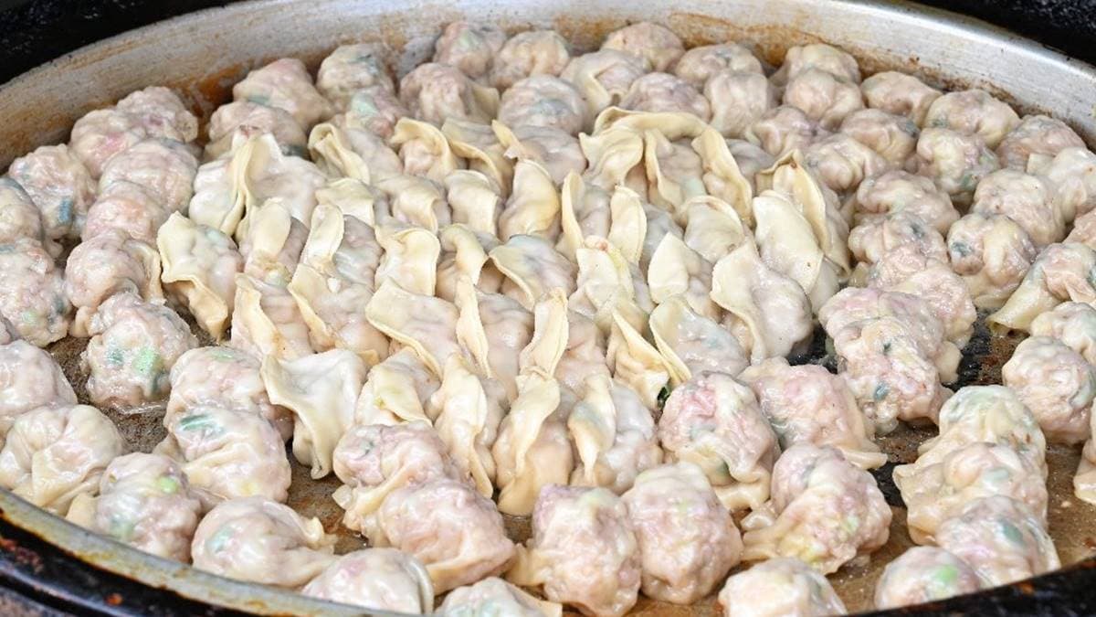 一顆顆扎實飽滿的手工福州包、煎餃，都是店家當日新鮮現包。（圖片來源：糖糖's 享食生活）