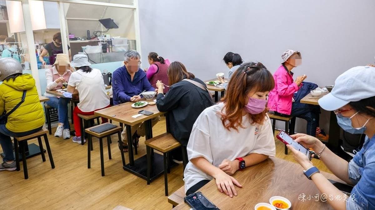 店內環境乾淨，是延三夜市少數有冷氣的美食餐廳推薦。（圖片來源：陳小可的吃喝玩樂）