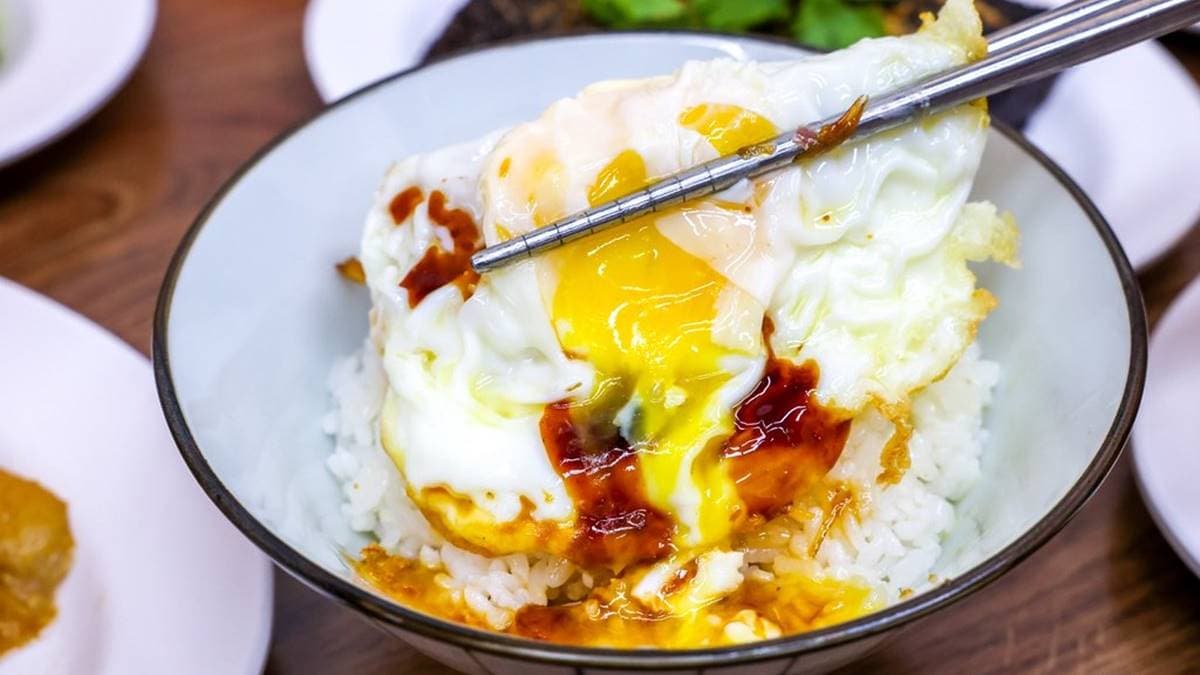 鵝油飯吸滿鵝油鹹香，搭配自製油蔥酥、半熟蛋液超好吃。（圖片來源：陳小可的吃喝玩樂）